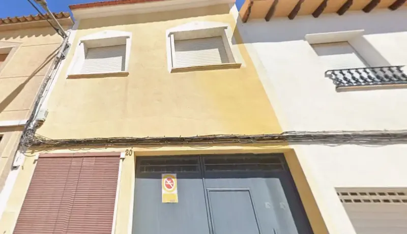 Investment opportunity: rented property. It is not possible to arrange interior visits or verify the state of conservation; the purchase — photo 1