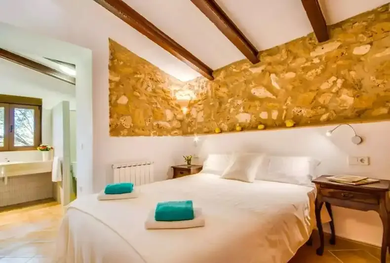 Spectacular property for sale, located in a dreamlike and isolated enclave on a plot of almost 20 hectares between Manacor and Petra. — photo 11