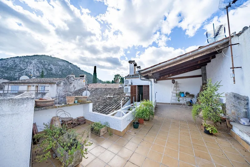 House of 450 m2 in Pollensa with commercial space and garage — photo 2