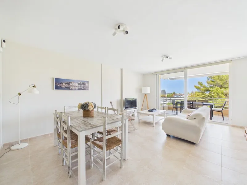 Three-Bedroom Apartment with Communal Pool in Porto Colom. Available from Mid-September to Mid-June 2027 — photo 1