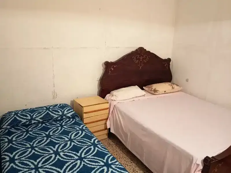 Casa de pueblo de construcción antigua. Situada en zona centro. Amplio patio y anexos (Trasteros, garaje) — photo 8
