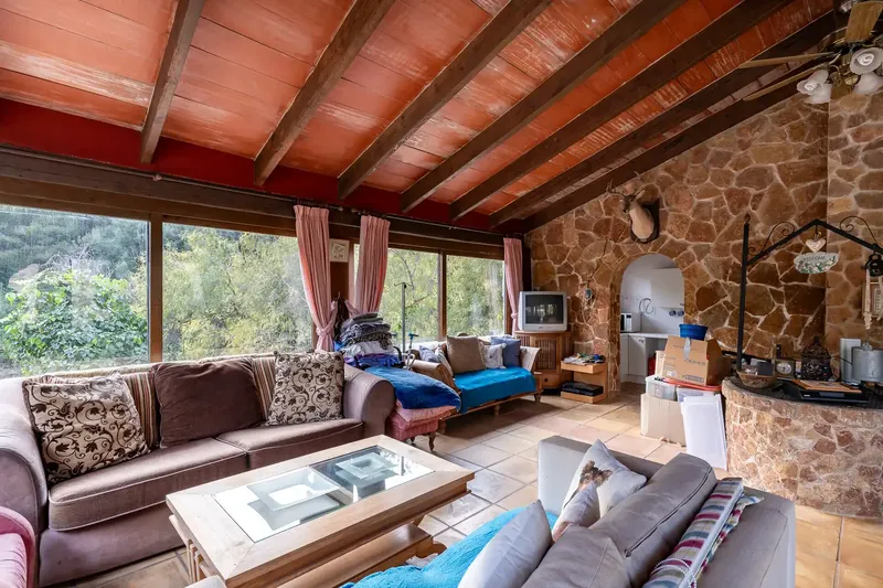 Located in the Genova area, the property has a land area of 2,571 m² and includes two buildings. The main building is — photo 4