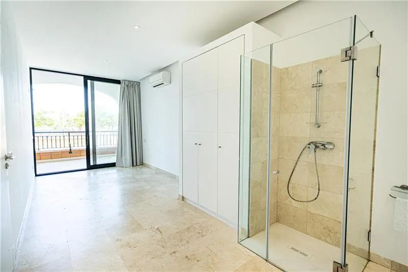 Ground floor flat with a terrace and garden, right on the beachfront with panoramic sea views — photo 4