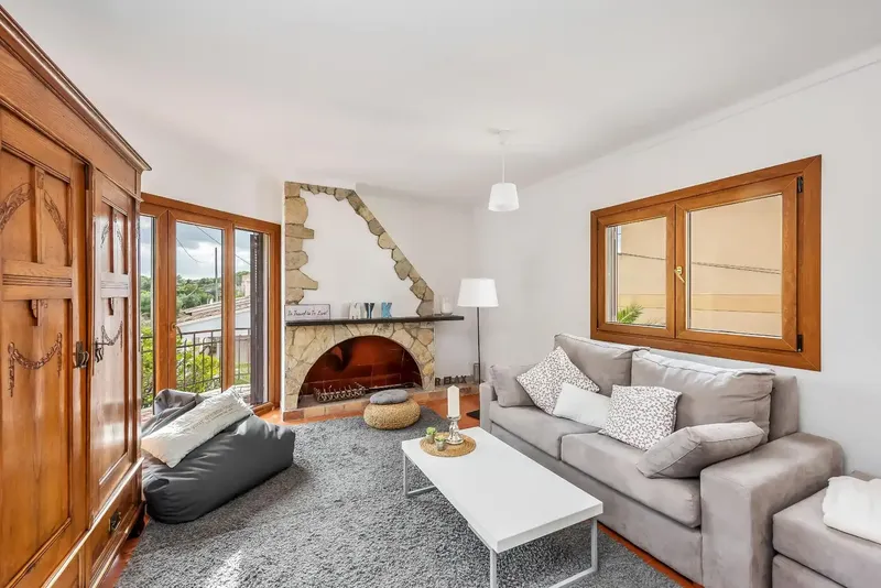 This chalet with sea and mountain views consists of a family house together with an independent apartment in an ideal location — photo 5