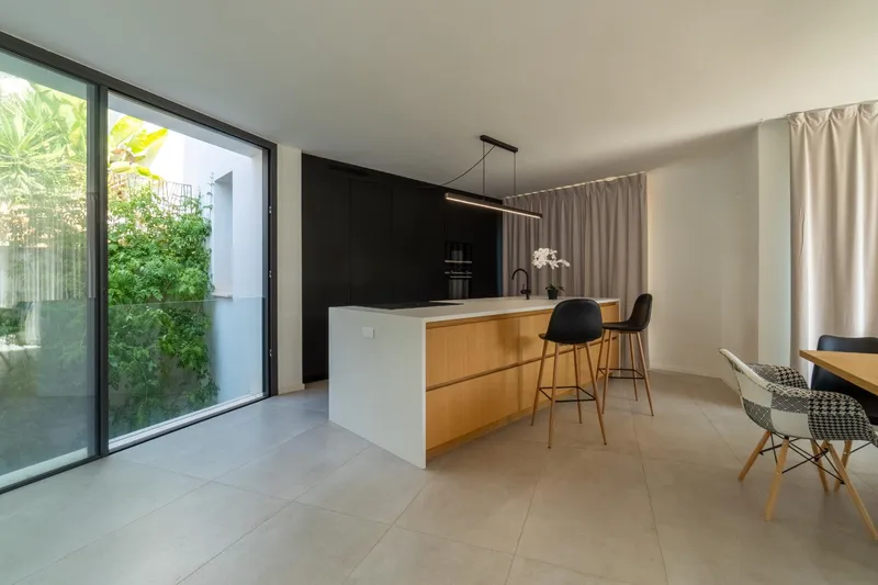Newly Built Contemporary Villa — photo 8