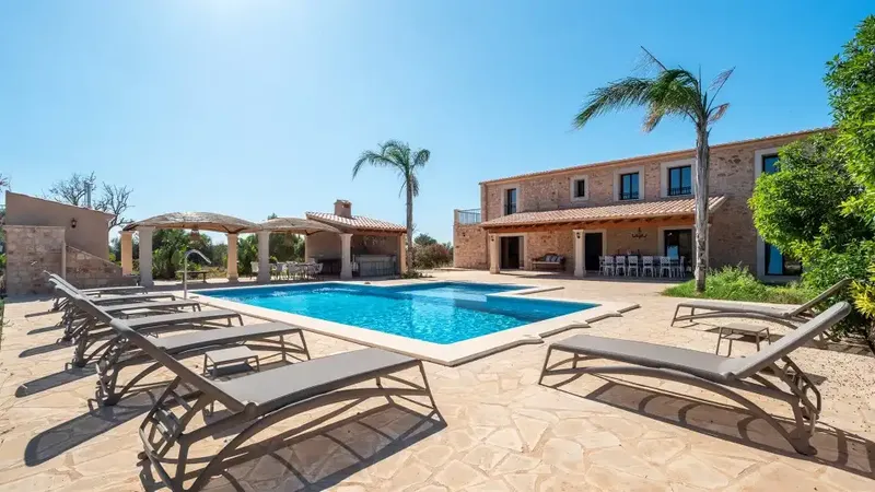Seasonal rental or maximum one year. Charming rustic finca for rent between Santanyí and Cas Concos. This beautiful brand-new finca has been — photo 1