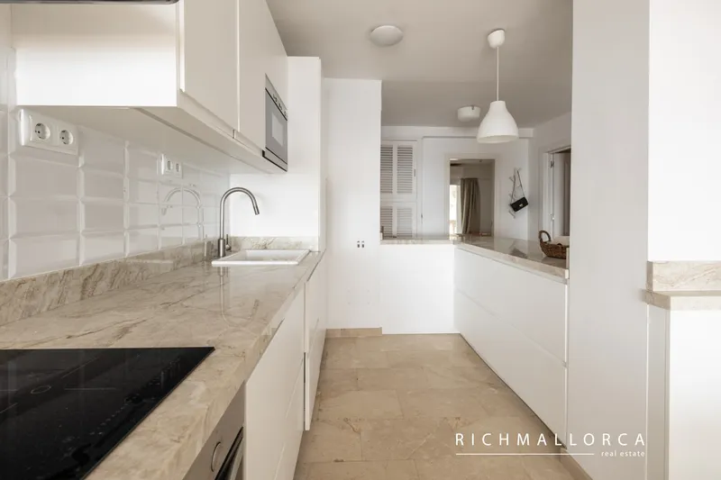 Flat with unique views on the seafront in Illetas — photo 9