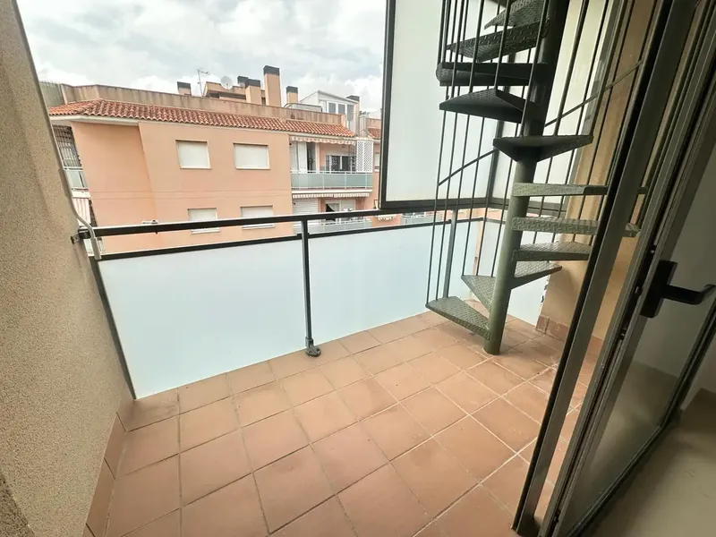 Attic of 110 m2 distributed in a large kitchen with laundry room, living room with balcony, 3 bedrooms and 2 bathrooms, one of them en suite. — photo 8