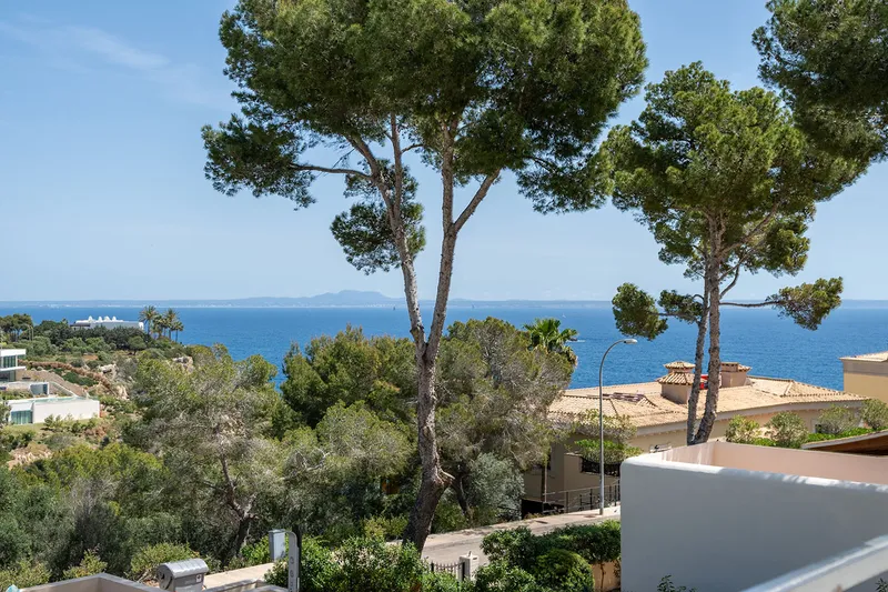 Sea-view villa with development potential in a prime location — photo 6