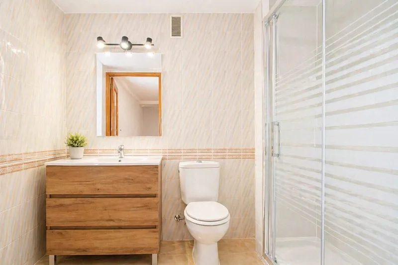 88m² apartment with 4 rooms, balcony and sea view for sale — photo 11