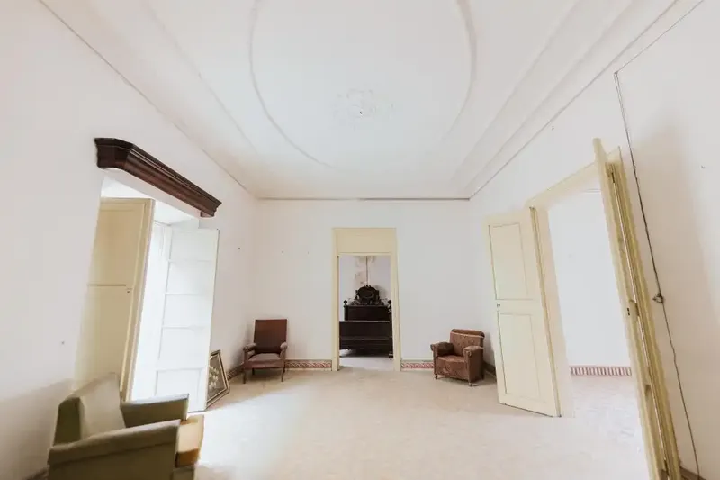 This beautiful early 20th century mansion with striking facade and spacious rooms is offered for sale in the heart of Manacor. — photo 12