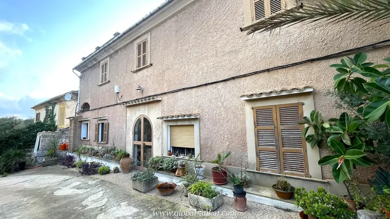 Immerse yourself in the authenticity of Mallorca in this charming estate, located in the picturesque village of Cas Concos. With an area of 16.9 — photo 1