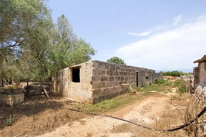 Surrounded by almost 125 hectares of land, this rustic estate is located near Puigderrós in the municipality of Llucmajor. It borders — photo 11