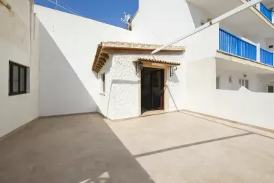 Building in Cala Ratjada with business premises and several flats — photo 1