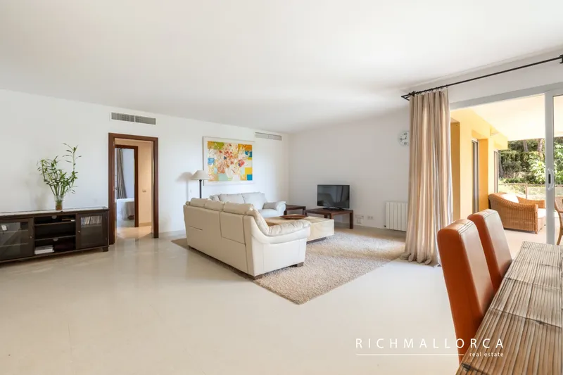 Spacious 4-bedroom apartment with terrace and sea views in Sol de Mallorca — photo 1