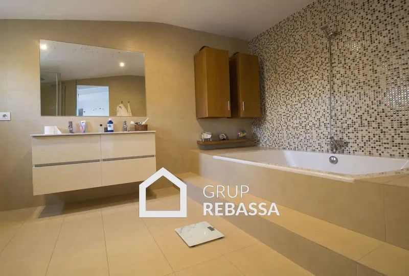 We present an exceptional property located in the quiet and coveted enclave of Pla de na Tesa (Marratxí, Mallorca). This elegant h — photo 4