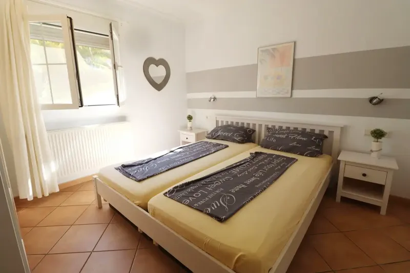 This spacious ground floor apartment is located in a quiet residential area of Peguera in Mallorca. The apartment offers a total of 5 rooms — photo 9