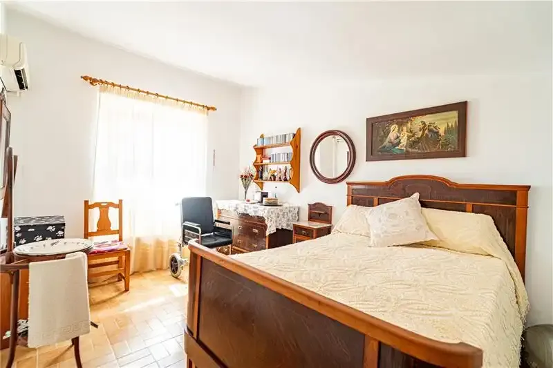 Detached house with pool on plot of approx. 453m2, 334m2 approx., 3 living rooms, fireplace, furnished and equipped kitchen with wood oven and bar — photo 11