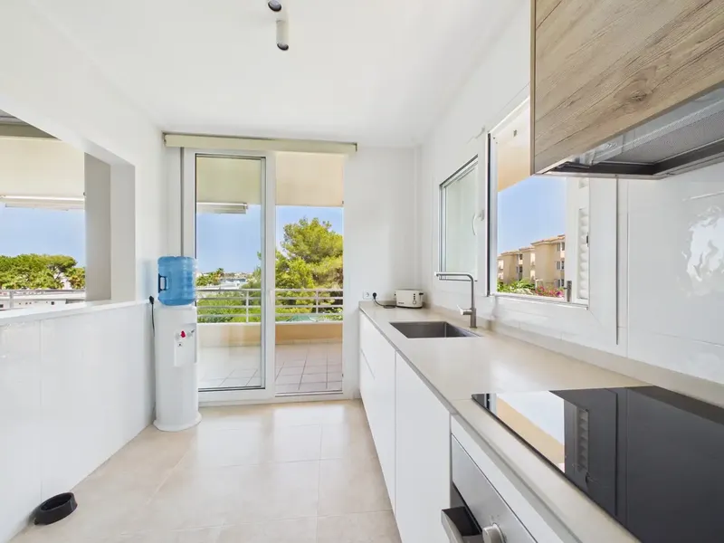 An apartment with an excellent location, three bedrooms, two bathrooms and communal pool, ideal for those seeking a temporary rental — photo 6