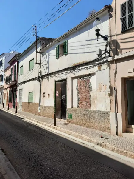 LA VIVIENDA NO SE PUEDE VISITAR POR SU ESTADO RUINOSO. Vivienda unifamiliar entre medianeras para reformar situada en la localidad de Felani — photo 2