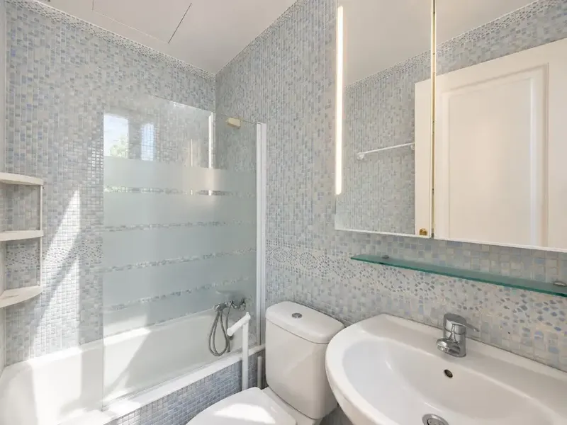 Situado en Palma, a tan solo dos minutos a pie de Porto Pi, este amplio apartamento ofrece aproximadamente 90 m² de superficie habitable y u — photo 12