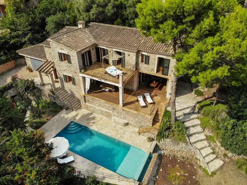 On the northwest coast of Mallorca, in one of the most beautiful villages on the island, we present this wonderful rustic villa in Mallorcan style — photo 2