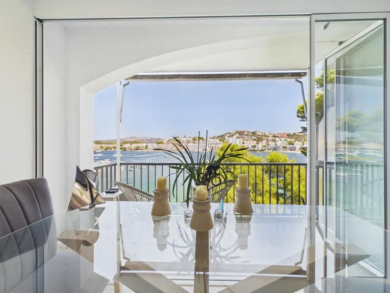 Stunning Renovated First-Line Sea Apartment in Santa Ponsa — photo 1