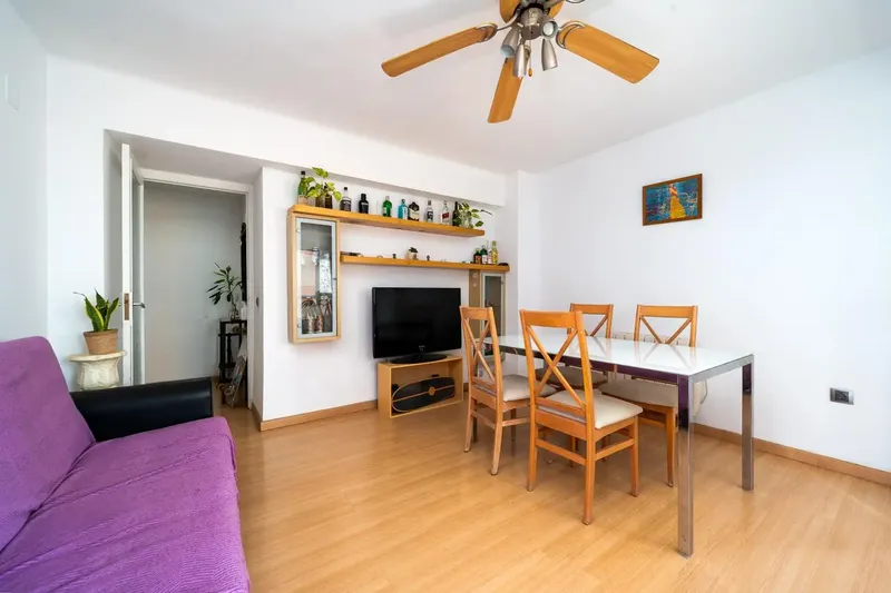 Discover this excellent opportunity to acquire a flat in Palma de Mallorca. Located on a fourth floor without a lift, this property has — photo 7
