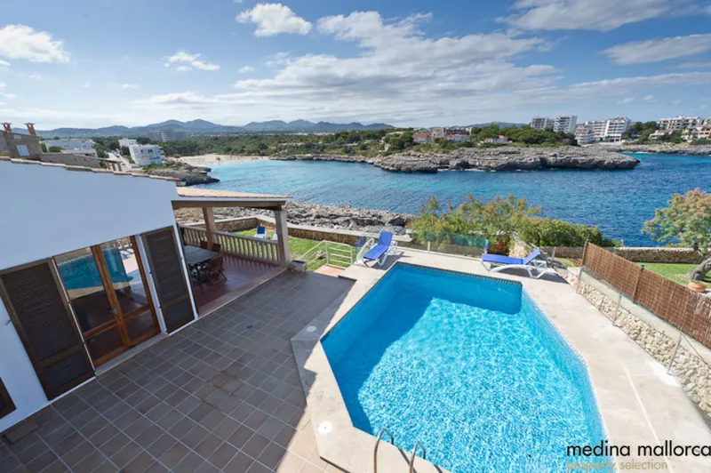 Villa on the front line in Portocolom — photo 1