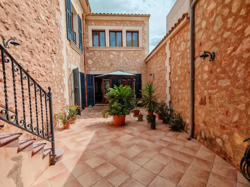 Historic village house with guest apartment, interior patio with fountain and authorized pool project — photo 5