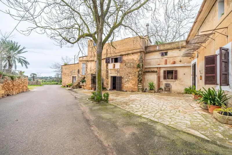 Located in the idyllic and quiet nucleus of Son Negre, this beautiful rustic finca offers a perfect combination of privacy, spaciousness and — photo 4