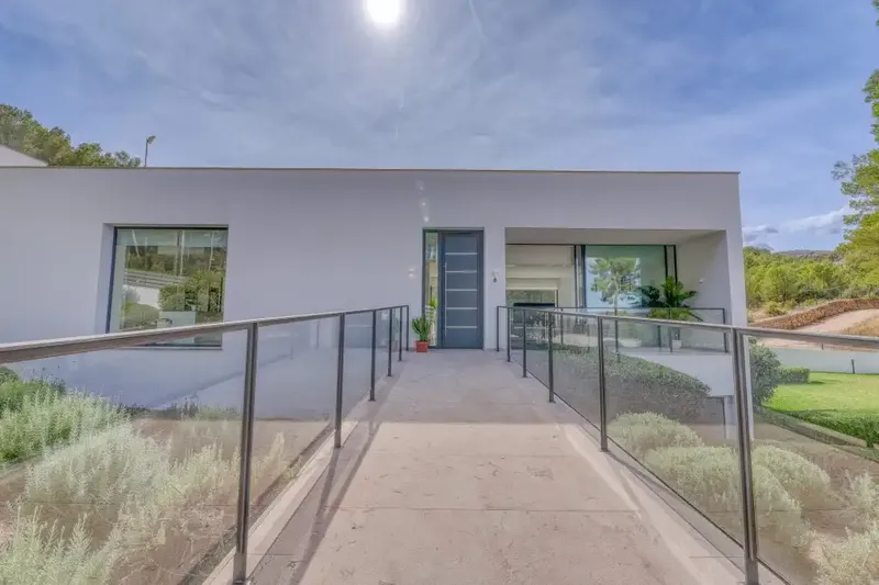 This contemporary villa is located in Son Vida, the most exclusive and prestigious residential enclave in Palma, and combines striking architecture — photo 3