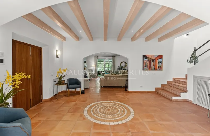Elegant finca-style villa with sea views and renovation potential — photo 4