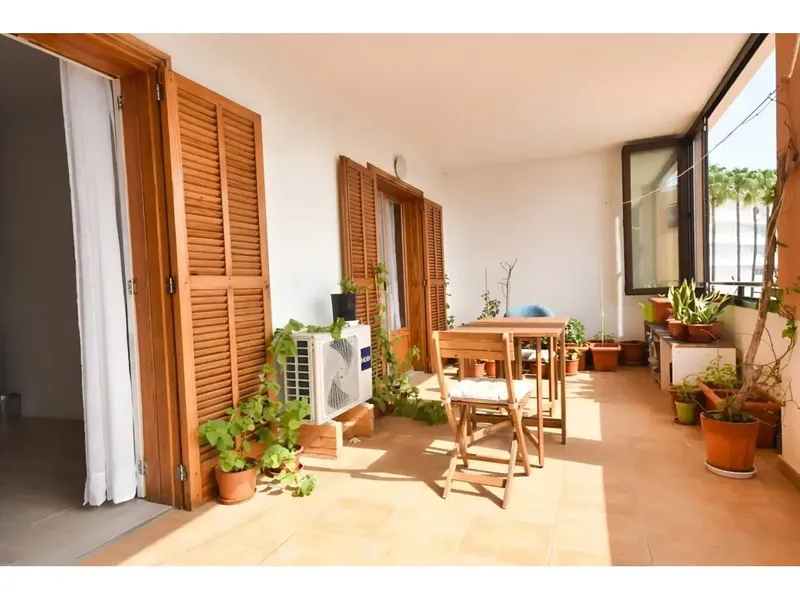 In a lively area, near the beach and very well connected, we have this penthouse offering a very sunny terrace of about 22 m2 — photo 1