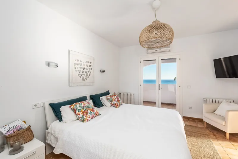 Spacious family chalet in a prime location with perfect sea views in Font de Sa Cala — photo 10