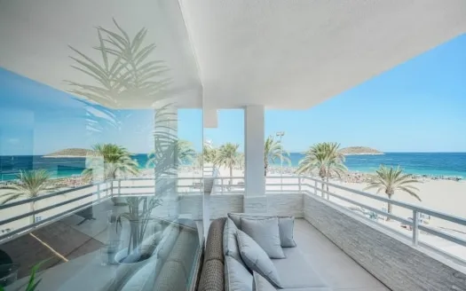 Renovated luxury apartment in 1st sea line with fantastic panoramic sea view — photo 1