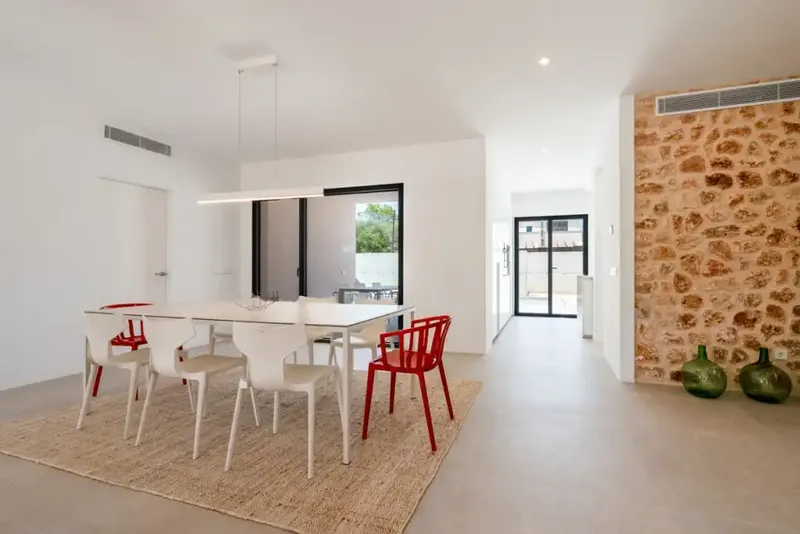 Esta villa de dos plantas de nueva construcción se vende en Santanyí, a solo 2,5 km del pueblo, en una zona tranquila a solo 800 m del mar y — photo 5