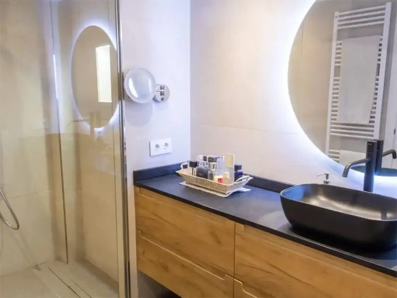 EXCLUSIVA Vivienda totalmente reformada de 156m2 mas 47 de terrazas y vistas al mar en Son Armadams a. Este magnifico piso cuenta con 3 habi — photo 12