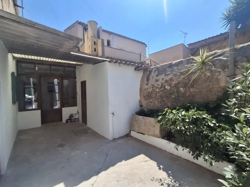 Unfurnished two-storey village house with garden, terraces and garage in the centre of Campos -DH 33 — photo 2