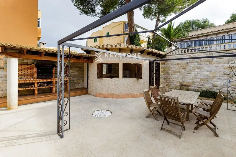 Descubre este encantador chalet en Palmanova, una propiedad amplia, privada y versátil, ideal para disfrutar de Mallorca durante todo el año — photo 4
