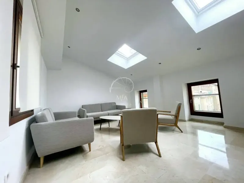 Mía inmobiliaria te presenta este exquisito ático, en alquiler, situado en el centro histórico de Palma, a solo unos pasos de Plaza de Cort. — photo 1