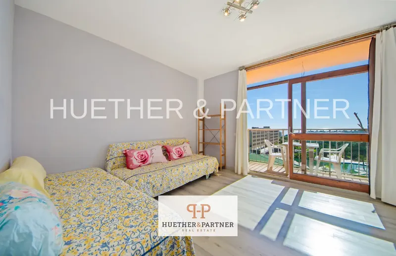 This bright studio on the 7th floor combines comfortable living with fantastic views and offers you a special home above — photo 3