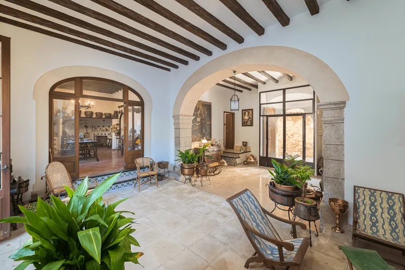 Impressive Historic 8-Bedroom Townhouse in Fornalutx — photo 2