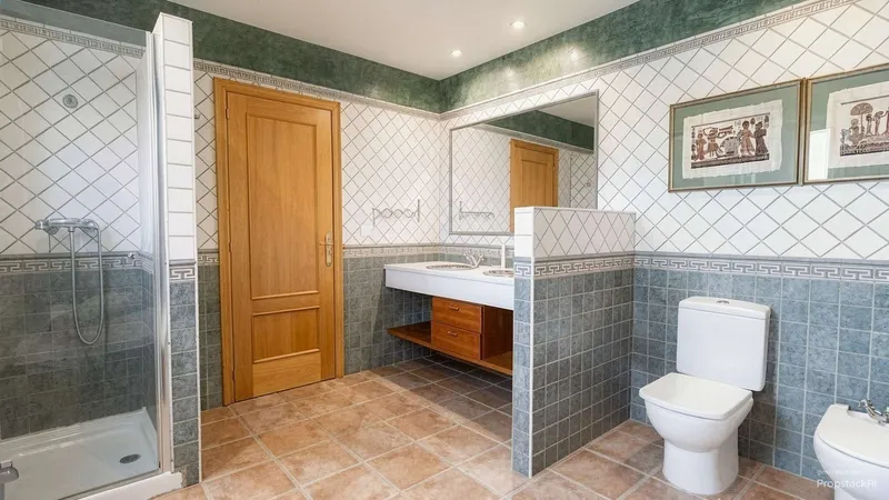 Spacious family chalet with a pool and versatile potential — photo 11