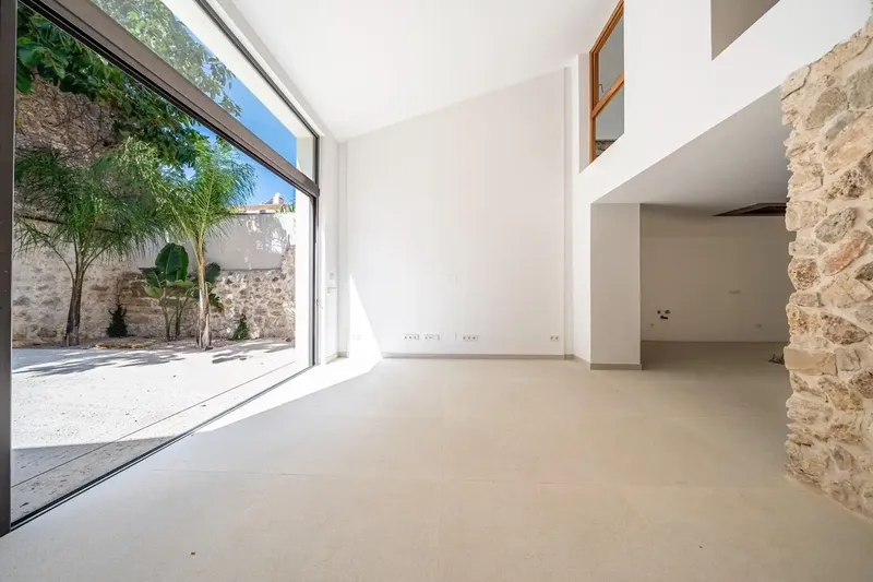 Discover this impressive townhouse located in the center of Petra, an area known for its easy access and availability of parking — photo 4