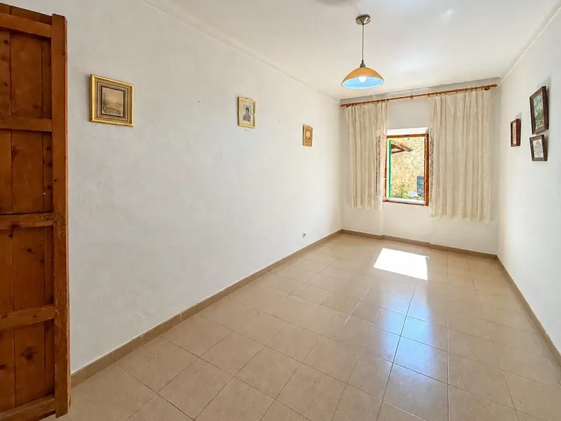Bienvenidos a esta casa de pueblo en estado original, que ofrece una excelente oportunidad para personalizar su nuevo hogar. — photo 11