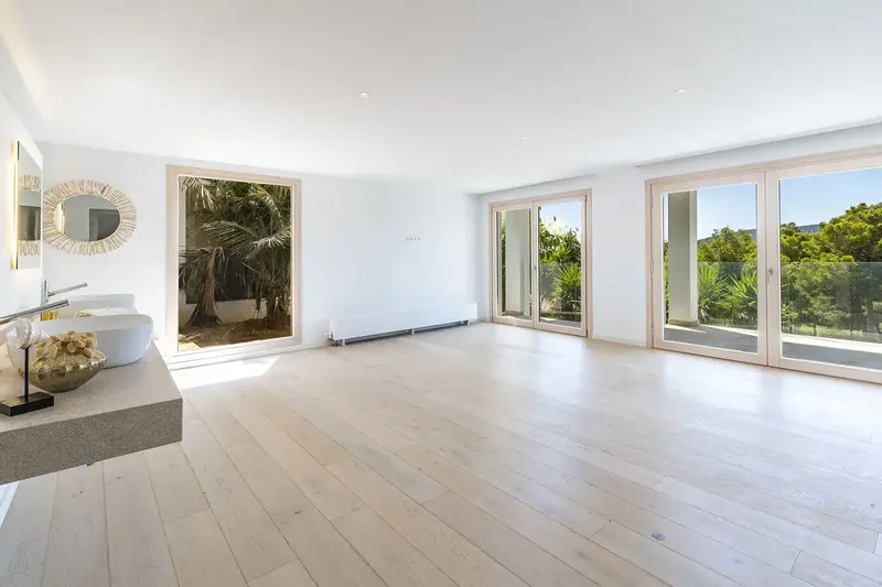 This spectacular villa in Son Vida with pool surrounded by palm trees and fantastic views of the green surroundings is located on a plot — photo 11