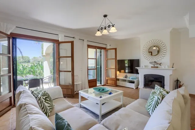 Coastal three-bedroom villa for sale with holiday licence in Llucmajor — photo 3
