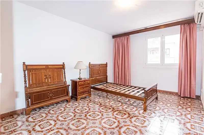 Piso junto a Paseo Mallorca. Amplio y luminoso piso de 130m2 aprox., cuenta con un gran salón-comedor con acceso directo a una terraza, la c — photo 9