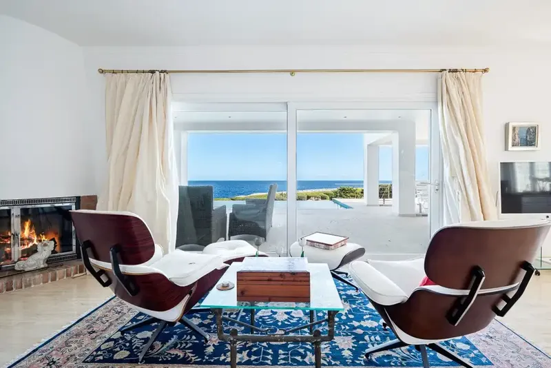 This singular frontline villa in Cala d'Or offers extraordinary privacy, magnificent outdoor spaces and uninter — photo 6
